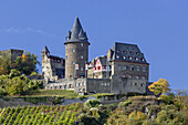 Blick über den Rhein auf Burg Stahleck bei Bacharach, Oberes Mittelrheintal, Rheinland-Pfalz, Deutschland, Europa