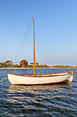 Segelboot auf der Ostsee dahinter Strand Erikshale mit Badehäuschen auf der Insel Ærø, Marstal, Schärengarten von Fünen, Dänische Südsee, Süddänemark, Dänemark, Nordeuropa, Europa