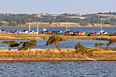 Blick vom Hafen auf die Strandhütten am Strand von Ærøskøbing, Insel Ærø, Schärengarten von Fünen, Dänische Südsee, Süddänemark, Dänemark, Nordeuropa, Europa