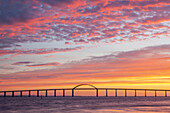 Morgenrot über der Ostsee mit der Langelandsbrücke, Rudkøbing, Insel Langeland, Dänische Südsee, Süddänemark, Dänemark, Nordeuropa, Europa