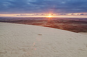 Blick bei Sonnenaufgang von Dünen Rubjerg Knude zwischen Lønstrup und Løkke auf die Landschaft, Nordjylland, Jylland, Dänemark, Nordeuropa, Europa