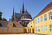 Palais und dahinter der Dom zu Roskilde, Insel Seeland, Dänemark, Nordeuropa, Europa