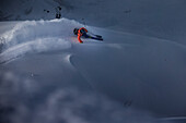 Junger Skifahrer fährt duch Tiefschnee abseits der Piste, Andermatt, Uri, Schweiz