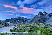 Wolkenstimmung an Bergsee mit Crozzon di Lares und Lobbia Alta, Rifugio Madron, Adamello-Presanella-Gruppe, Trentino, Italien