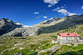 Hütte Rifugio Madrone mit Lobbia Alta und Corno di Bedola im Hintergrund, Rifugio Madron, Adamello-Presanella-Gruppe, Trentino, Italien