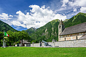 Kirche San Vigilio in Pinzolo mit Blick auf Val Genova, Pinzolo, Adamello-Presanella-Gruppe, Trentino, Italien
