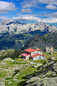 Hütte Rifugio Segantini vor Brentagruppe, Rifugio Segantini, Adamello-Presanella-Gruppe, Trentino, Italien