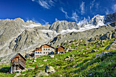Hütte Rifugio Denza mit Cima Presanella im Hintergrund, Rifugio Denza, Adamello-Presanella-Gruppe, Trentino, Italien