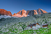 Hütte Rifugio Denza mit Cima Presanella und Cima di Vermiglio im Hintergrund, Rifugio Denza, Adamello-Presanella-Gruppe, Trentino, Italien