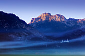 Blick durch den Nebel auf Schloss Neuschwanstein und den Säuling, Allgäuer Alpen, Allgäu, Bayern, Deutschland