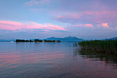 Blick über den Chiemsee zur Fraueninsel, bei Gstadt, Bayern, Deutschland