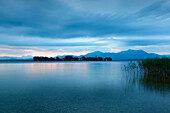 Blick über den Chiemsee zur Fraueninsel, bei Gstadt, Bayern, Deutschland