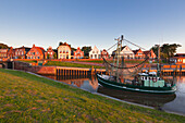 Krabbenkutter im Hafen, Greetsiel, Ostfriesland, Niedersachsen, Deutschland