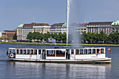 Fahrgastschiff auf Binnenalster vor Hapag Lloyd Gebäude, Altstadt, Hansestadt Hamburg, Norddeutschland, Deutschland, Europa