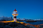 Leuchtturm von Kabelvag in der Abenddämmerung, Insel Austvagoya, Lofoten, Norwegen, Skandinavien, Europa