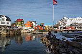 Fischerdorf Henningsvaer, vor dem Berg Vagakallen, Austvagoya, Lofoten, Norwegen, Skandinavien, Europa