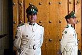 Chile, Santiago de Chile, Le Palacio de la Moneda ou la Moneda, heaquarters of the Chilean Presidency, the military guard