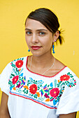Mexiko, Bundesdistrikt, Mexiko-Stadt, Bezirk Coyoacan, eine junge Mexikanerin in traditioneller Kleidung aus Chiapas