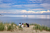 Blick von der Hohen Düne bei Nida auf das Haff mit Kurenkahn, Kurische Nehrung, Litauen