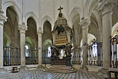 Innenraum der ehemaligen Klosterkirche der Zisterzienserabtei Pontigny , Pontigny , Dept. Yonne , Region Burgund , Frankreich , Europa