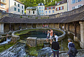 Fosse Dionne in Tonnerre , Quellbecken und Waschhaus 1758 , Canal de Bourgogne , Dept. Yonne , Region Burgund , Frankreich , Europa