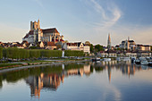 Blick über die Yonne auf die Kathedrale Saint-Étienne und Abtei Saint-Germain in Auxerre , Sonnenaufgang , Dept. Yonne , Region Burgund , Frankreich , Europa