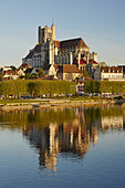Blick über die Yonne auf die Kathedrale Saint-Étienne in Auxerre , Dept. Yonne , Region Burgund , Frankreich , Europa