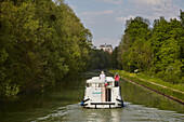 Houseboat in lock no.109 La Maladrerie on the Canal de Bourgogne near Saint-Florentin , Departement Yonne , Burgundy , France , Europe