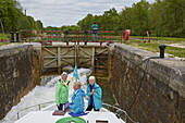Crew-Mitglieder auf Hausboot in der Schleuse Nr.101 Flogny auf dem Canal de Bourgogne , Dept. Yonne , Region Burgund , Frankreich , Europa