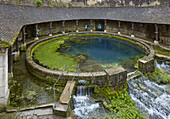 Fosse Dionne in Tonnerre , Quellbecken und Waschhaus 1758 , Canal de Bourgogne , Dept. Yonne , Region Burgund , Frankreich , Europa