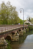 Brücke über den Fluß l'Armancon in Tonnerre , Canal de Bourgogne , Dept. Yonne , Region Burgund , Frankreich , Europa