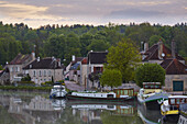 Hausboote im Hafen von Tanlay am Canal de Bourgogne , Dept. Yonne , Region Burgund , Frankreich , Europa