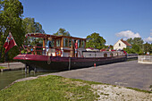 Englisches Hausboot auf der Pont-Canal in Saint-Florentin am Canal de Bourgogne , Dept. Yonne , Region Burgund , Frankreich , Europa