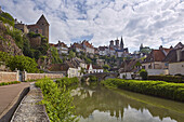 Blick auf Semur-en-Auxois mit l'Armancon und Kirche Notre-Dame , Dept. Côte-d'Or , Region Burgund , Frankreich , Europa