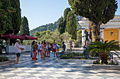 Touristen in den Gärten und auf der Terrasse von Das Achilleion (der 1891 von Kaiserin Sissi von Österreich erbaute Palast), Gastouri, nahe Kerkyra (Korfu-Stadt), Korfu, Ionische Inseln, Griechenland