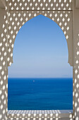Marokko, Tangier Tetouan Region, Tanger, Kasbah, Nord-Pinus Tanger Hotel Pergola Restaurant mit Blick auf die Straße von Gibraltar