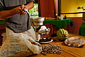 Ecuador, Pichincha Province, Pedro Vicente Maldonado, Arasha Resort Lodge, lokale Herstellung von Schokolade mit lokal produzierten Kakao