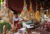 Spain, Balearic Islands, Majorca, Soller, Saturday open air market on the Constitution square, cutting the ham for the Pa Amb Oli, the speciality of the island