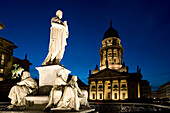 Deutschland, Berlin, Gendarmenmarkt, Französisch Kirche gebaut zwischen 1701 und 1705 von den Architekten Louis Gayard und Abraham Quesnay und die Marmor-Statue von Schiller