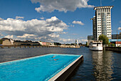 Deutschland, Berlin, Kreuzberg, Badeschiff floatting Schwimmbad an der Spree, Eichenstraße 4