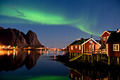 Norwegen, Nordland, Lofoten, aurora borealis Kopf das Fischerdorf Reine