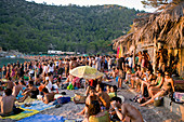 Spanien, Balearen, Ibiza, Benniras Strand, im Sommer, Trommelkonzerte statt jeden Sonntag Nachmittag