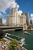 USA, Illinois, Chicago, Chicago River und Bridge of Michigan Avenue, auf einem Kreuzfahrtschiff an Bord, Magnificent Mile Bezirk mit dem Wrigley-Gebäude im Hintergrund