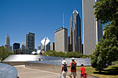 USA, Illinois, Chicago, Millennium Park, Wolkenkratzer Loop-District und Jay Pritzker Pavilion von Frank Gehry von BP-Brücke