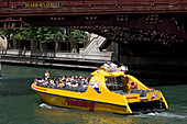 USA, Illinois, Chicago, Chicago River, passierende Kreuzfahrtschiff unter der Brücke von Dearborn Straße
