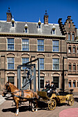 Niederlande, Süd-Holland, Den Haag, die Pferdekutsche vor Binnenhof