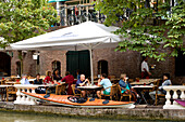 Niederlande, Süd-Holland, Utrecht, alte Kanal (Oudegracht), Terrasse am Wasser mit Kajak
