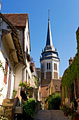 Frankreich, Yonne, Toucy, die befestigte Kirche Saint-Pierre am Ende der Kirche Straße
