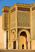 Marokko, Meknes Tafilalet Region, Meknes, Imperial City Medina als Weltkulturerbe der UNESCO, einem der Türme von Bab El Mansour Tor zwischen der Kaiserstadt und der Medina auf dem Platz El Hedime (oder Lahdim)