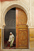 Marokko, dem Mittleren Atlas, Fez, Imperial City Fes El Bali, Medina als Weltkulturerbe der UNESCO, Zaouia Grabmoschee von Sidi Ahmed Tijani, Feinschnitt Fassade und zelliges des Eintrags